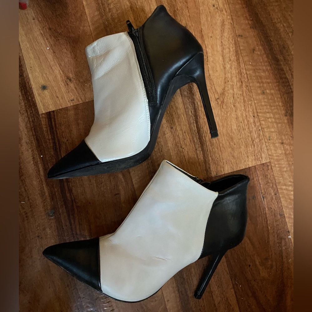 👡💓👀✨Gently Used- B&W Bootie Genuine Leather Bootie Size 7.5